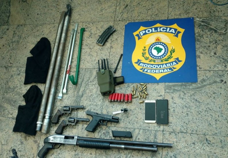 Niterói-Manilha tem perseguição com granada e tiros após roubo de carga no RJ